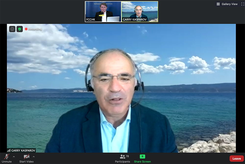 Garry Kasparov talks to FCC first-vice president, Eric Wishart.